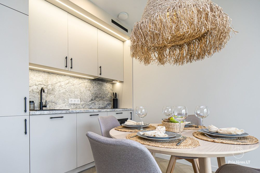 Novelė home - Geräumiges Zweizimmer-Cottage mit Terrasse für vier Personen in Monciškėse, im neuen Viertel J7 Beržas mit Pools und Saunen, Grill