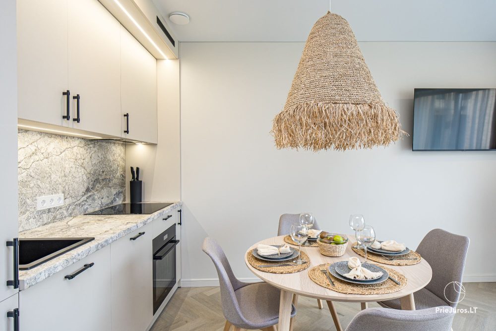 Novelė home - Geräumiges Zweizimmer-Cottage mit Terrasse für vier Personen in Monciškėse, im neuen Viertel J7 Beržas mit Pools und Saunen, Grill