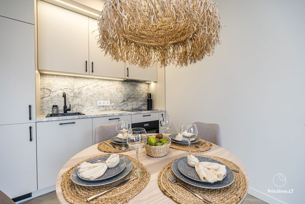 Novelė home - Geräumiges Zweizimmer-Cottage mit Terrasse für vier Personen in Monciškėse, im neuen Viertel J7 Beržas mit Pools und Saunen, Grill