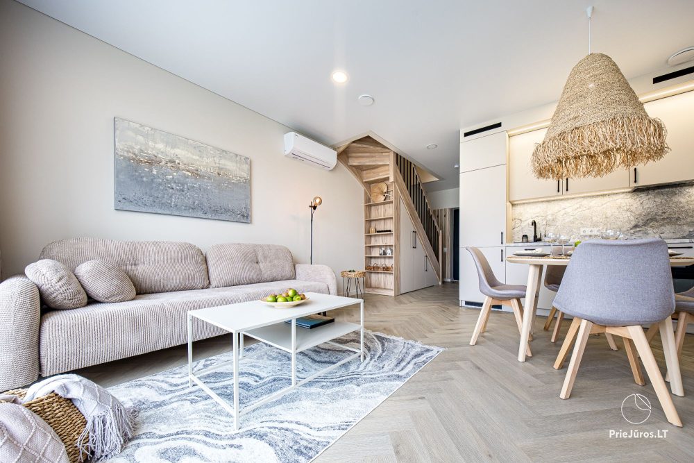 Novelė home - Geräumiges Zweizimmer-Cottage mit Terrasse für vier Personen in Monciškėse, im neuen Viertel J7 Beržas mit Pools und Saunen, Grill