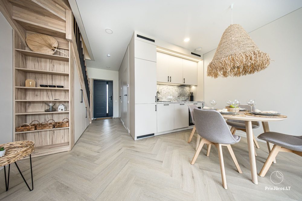 Novelė home - Geräumiges Zweizimmer-Cottage mit Terrasse für vier Personen in Monciškėse, im neuen Viertel J7 Beržas mit Pools und Saunen, Grill