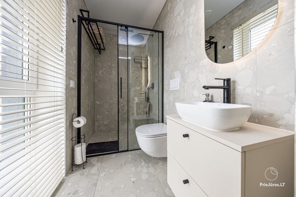 Novelė home - Geräumiges Zweizimmer-Cottage mit Terrasse für vier Personen in Monciškėse, im neuen Viertel J7 Beržas mit Pools und Saunen, Grill