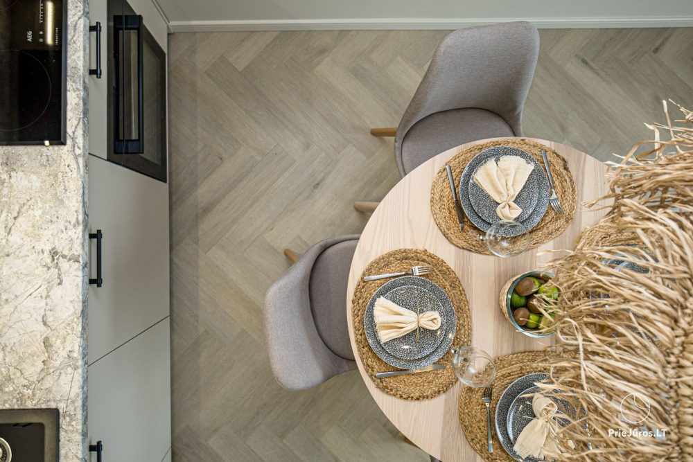 Novelė home - Geräumiges Zweizimmer-Cottage mit Terrasse für vier Personen in Monciškėse, im neuen Viertel J7 Beržas mit Pools und Saunen, Grill