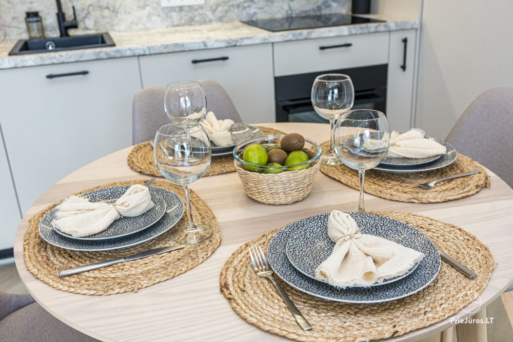 Novelė home - Geräumiges Zweizimmer-Cottage mit Terrasse für vier Personen in Monciškėse, im neuen Viertel J7 Beržas mit Pools und Saunen, Grill