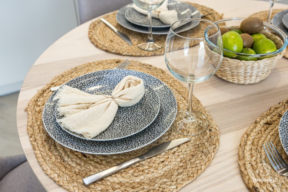 Novelė home - Geräumiges Zweizimmer-Cottage mit Terrasse für vier Personen in Monciškėse, im neuen Viertel J7 Beržas mit Pools und Saunen, Grill