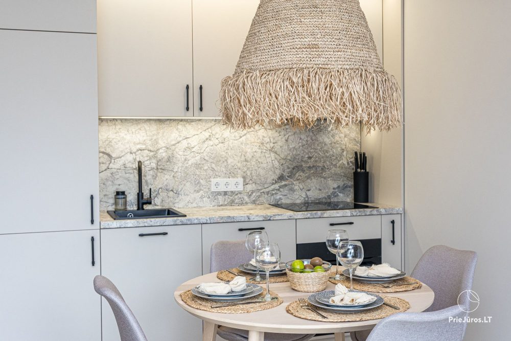 Novelė home - Geräumiges Zweizimmer-Cottage mit Terrasse für vier Personen in Monciškėse, im neuen Viertel J7 Beržas mit Pools und Saunen, Grill