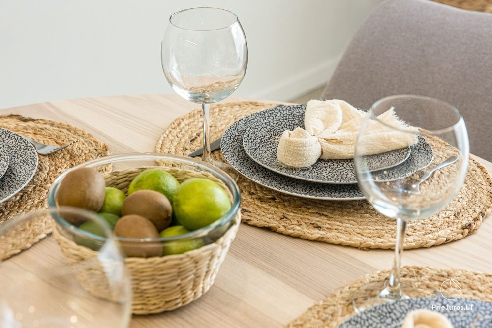 Novelė home - Geräumiges Zweizimmer-Cottage mit Terrasse für vier Personen in Monciškėse, im neuen Viertel J7 Beržas mit Pools und Saunen, Grill