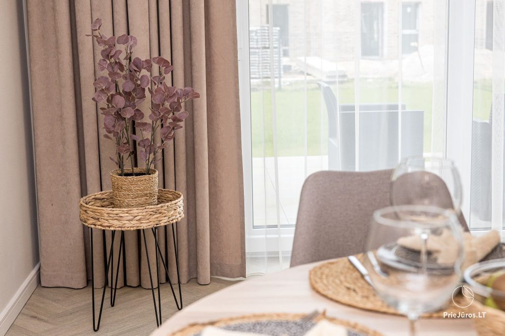 Novelė home - Geräumiges Zweizimmer-Cottage mit Terrasse für vier Personen in Monciškėse, im neuen Viertel J7 Beržas mit Pools und Saunen, Grill