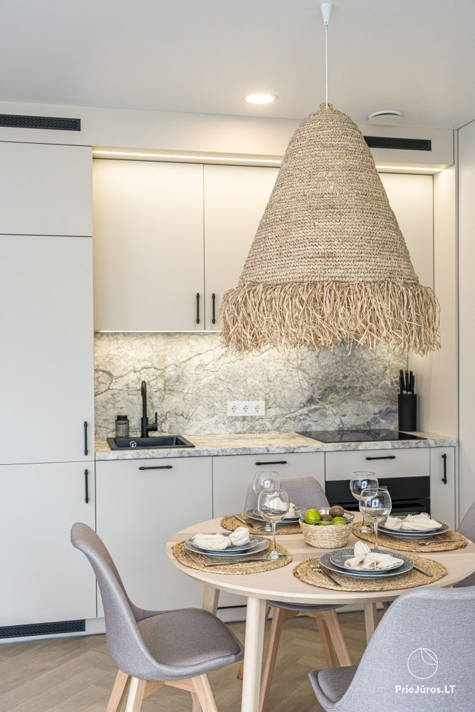 Novelė home - Geräumiges Zweizimmer-Cottage mit Terrasse für vier Personen in Monciškėse, im neuen Viertel J7 Beržas mit Pools und Saunen, Grill