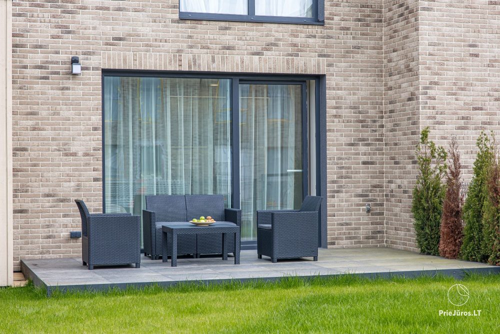 Novelė home - Geräumiges Zweizimmer-Cottage mit Terrasse für vier Personen in Monciškėse, im neuen Viertel J7 Beržas mit Pools und Saunen, Grill