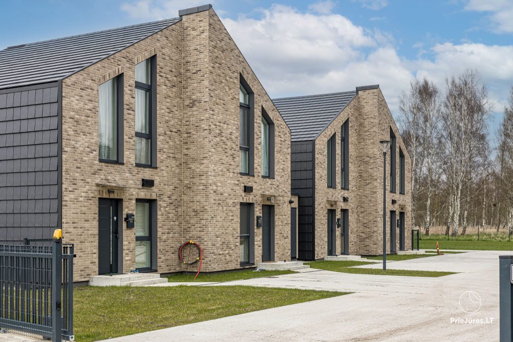 Novelė home - Geräumiges Zweizimmer-Cottage mit Terrasse für vier Personen in Monciškėse, im neuen Viertel J7 Beržas mit Pools und Saunen, Grill