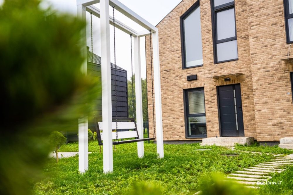 Novelė home - Geräumiges Zweizimmer-Cottage mit Terrasse für vier Personen in Monciškėse, im neuen Viertel J7 Beržas mit Pools und Saunen, Grill