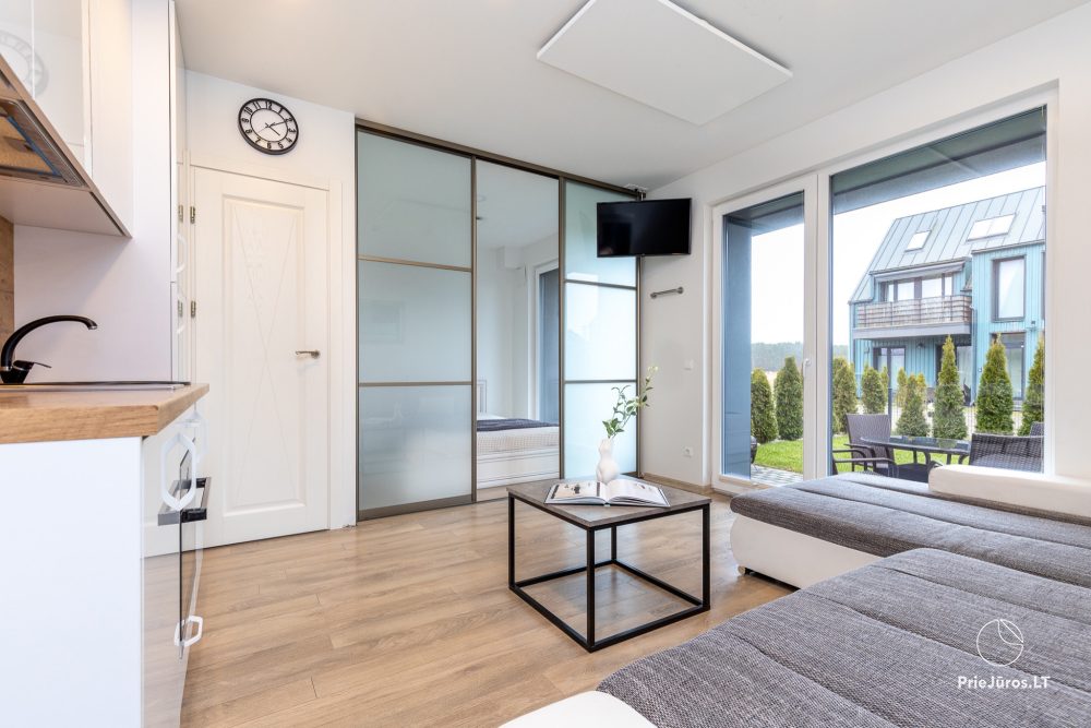 Apartment mit beheiztem Pool und großer Terrasse in Kunigiskiai. 800 Meter zum Meer