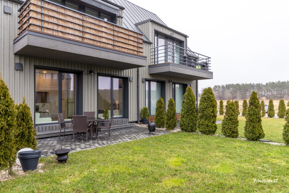 Apartment mit beheiztem Pool und großer Terrasse in Kunigiskiai. 800 Meter zum Meer