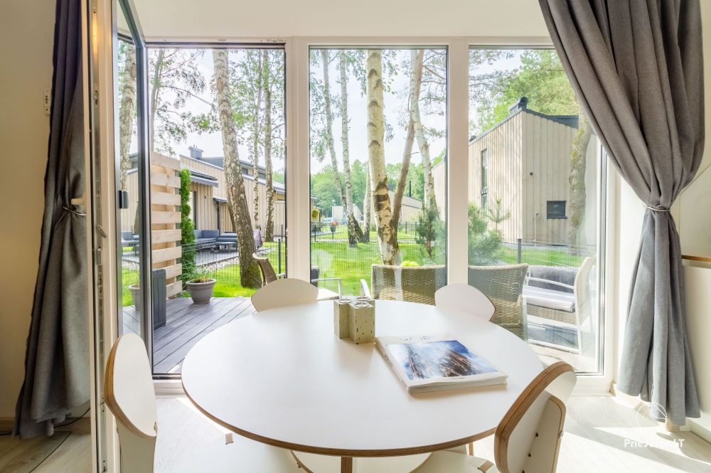 Family Beach House mit beheiztem Pool in Kunigiskiai