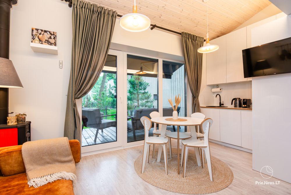 Family Beach House mit beheiztem Pool in Kunigiskiai