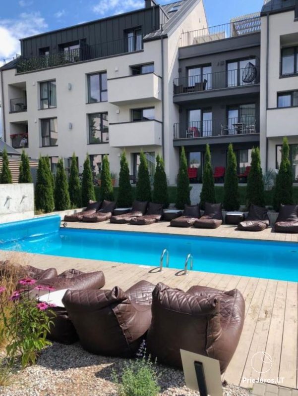 Wohnung mit Blick auf den Pool und die Terrasse in Palanga, im Komplex „Maluno vilos“