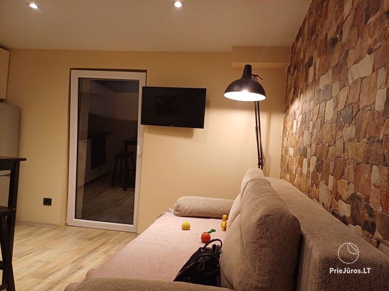 Im Erdgeschoss (Keller), 16 qm zu vermieten. Zimmer