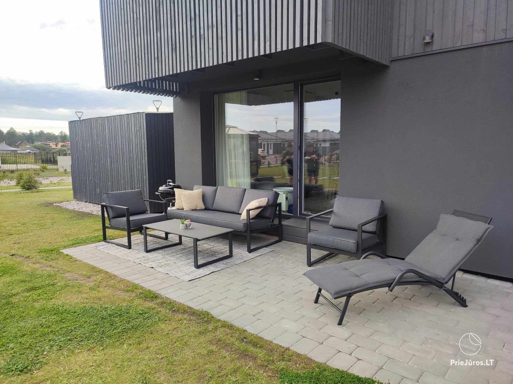 2-Zimmer-Wohnung zu vermieten mit privater Terrasse, Parkplatz, Abstellraum.