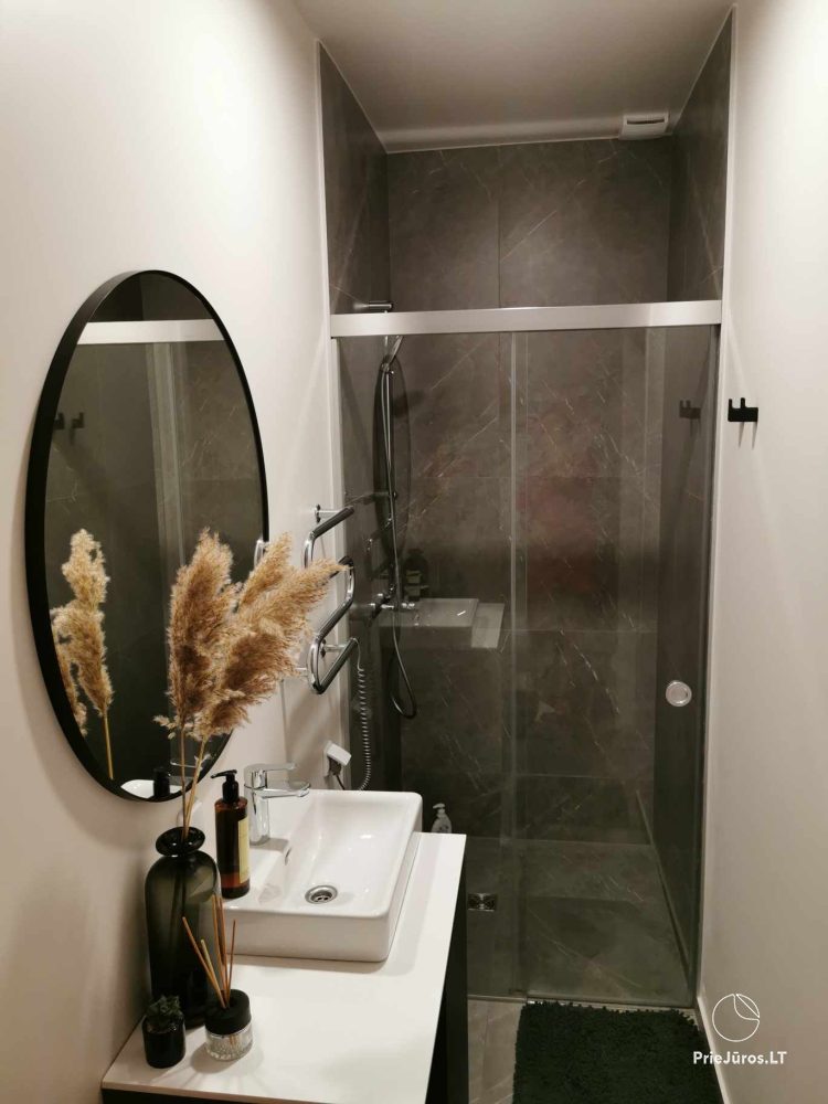 2-Zimmer-Wohnung zu vermieten mit privater Terrasse, Parkplatz, Abstellraum.