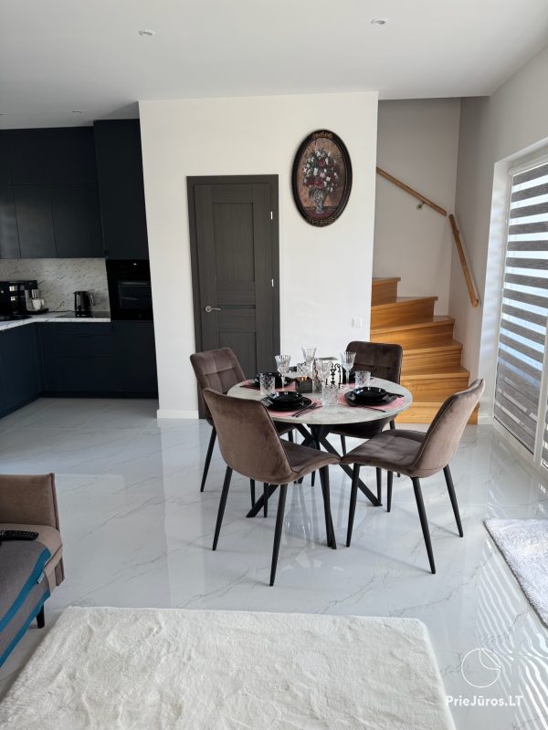 Wir laden Sie ein, in einem neu renovierten zweistöckigen Cottage in Kunigiškės, Vingio Str., zu übernachten.
