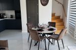 Wir laden Sie ein, in einem neu renovierten zweistöckigen Cottage in Kunigiškės, Vingio Str., zu übernachten.