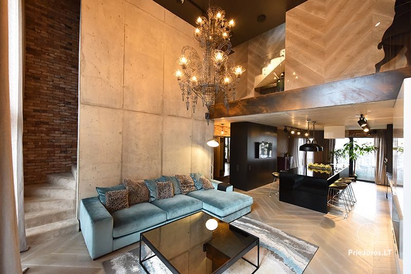 Apartment mit drei Schlafzimmern im Loft-Stil auf 2 Etagen.