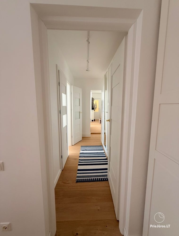 Vermietung einer hellen und geräumigen Wohnung im Zentrum von Nida