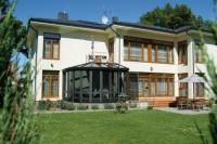 Villa in Palanga: 6 min zu Fuß zum Meer gibt es einen privaten Innenhof mit Pavillon, Schaukel, neben dem botanischen Garten