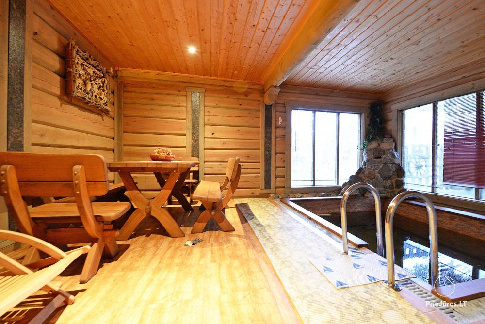 Sauna und Minischwimmbad