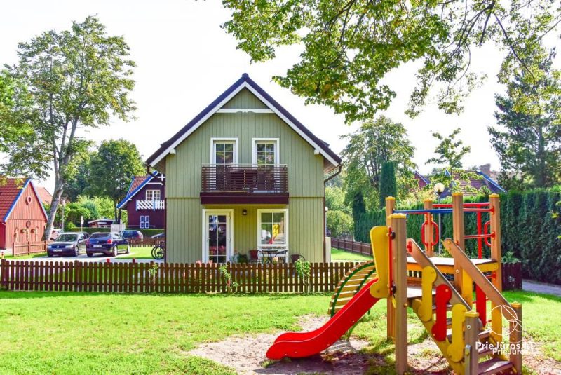 Wohnungen zu vermieten im Zentrum von Nida. Gartenmöbel im Hof, WLAN, Parkplatz