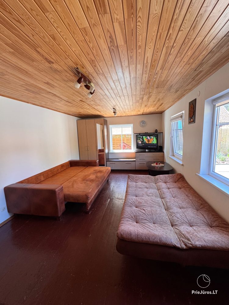Studio-Wohnung in Nida: im Erdgeschoss, mit Blick auf die Lagune, eine Laube mit Gartenmöbeln auf dem Hof