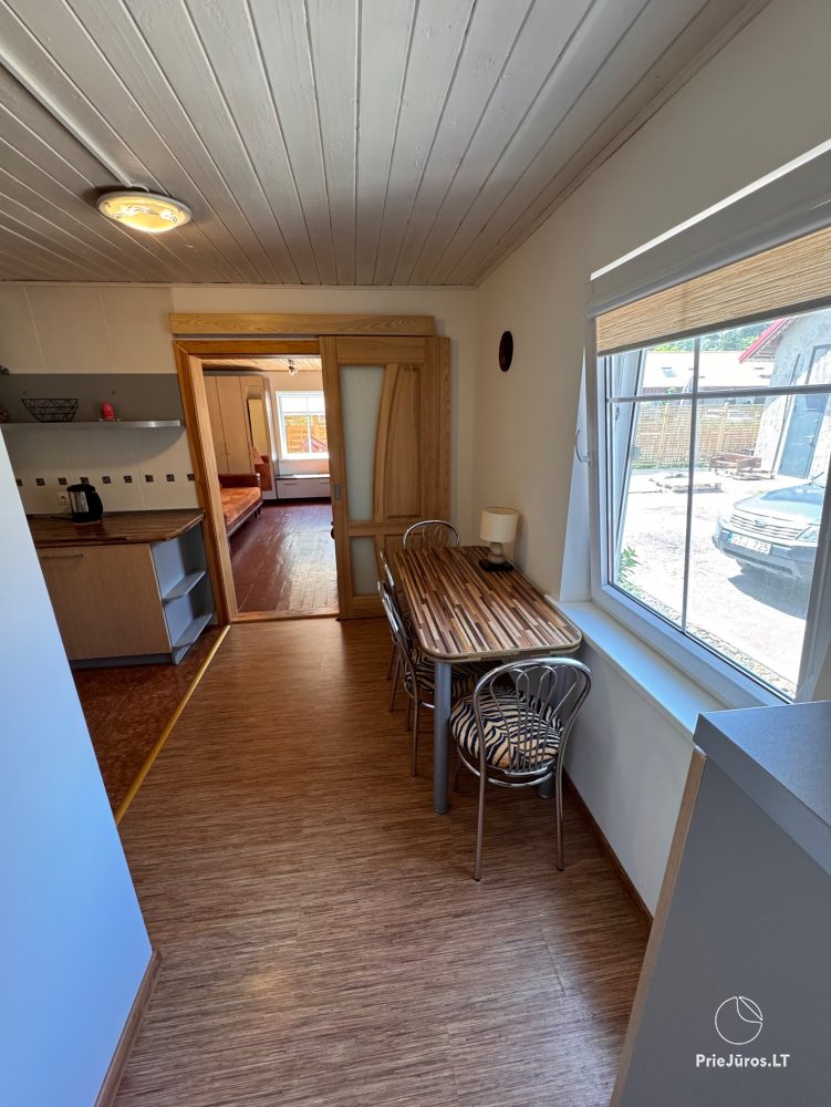 Studio-Wohnung in Nida: im Erdgeschoss, mit Blick auf die Lagune, eine Laube mit Gartenmöbeln auf dem Hof