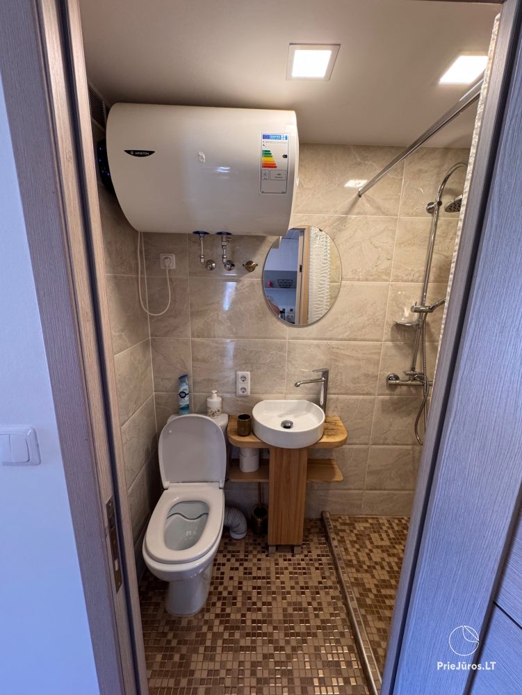 Studio-Wohnung in Nida: im Erdgeschoss, mit Blick auf die Lagune, eine Laube mit Gartenmöbeln auf dem Hof