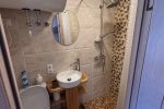Studio-Wohnung in Nida: im Erdgeschoss, mit Blick auf die Lagune, eine Laube mit Gartenmöbeln auf dem Hof