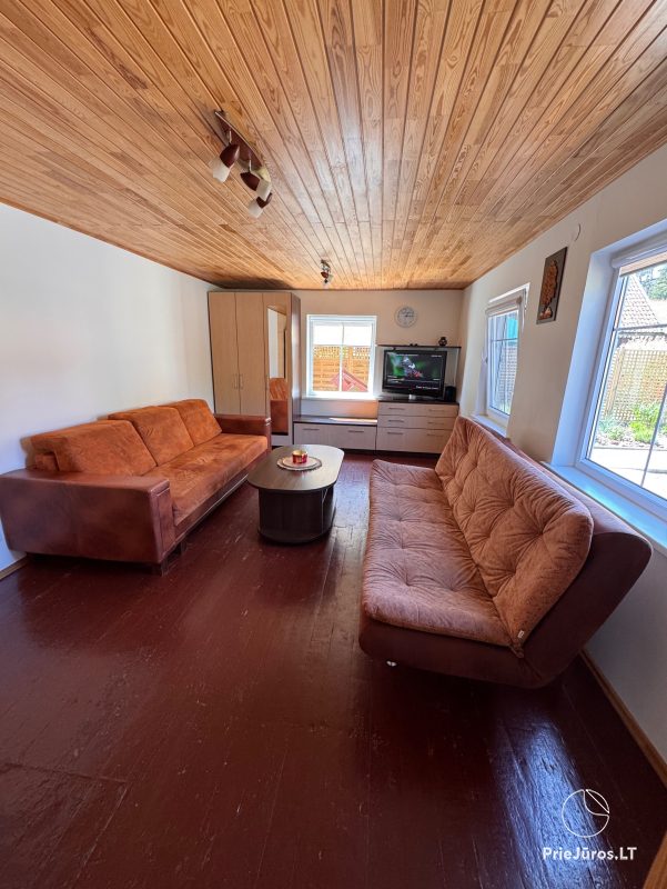 Studio-Wohnung in Nida: im Erdgeschoss, mit Blick auf die Lagune, eine Laube mit Gartenmöbeln auf dem Hof