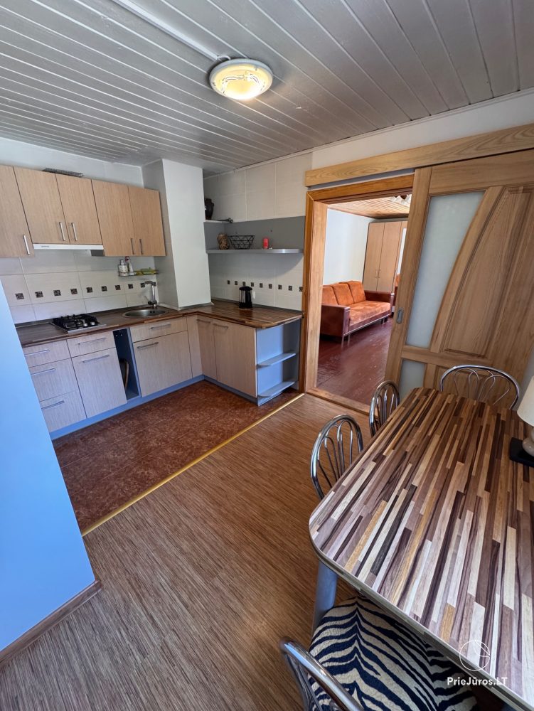 Studio-Wohnung in Nida: im Erdgeschoss, mit Blick auf die Lagune, eine Laube mit Gartenmöbeln auf dem Hof