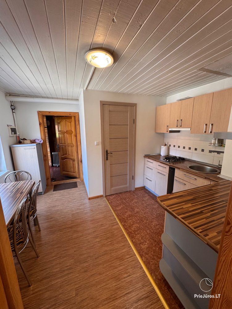 Studio-Wohnung in Nida: im Erdgeschoss, mit Blick auf die Lagune, eine Laube mit Gartenmöbeln auf dem Hof