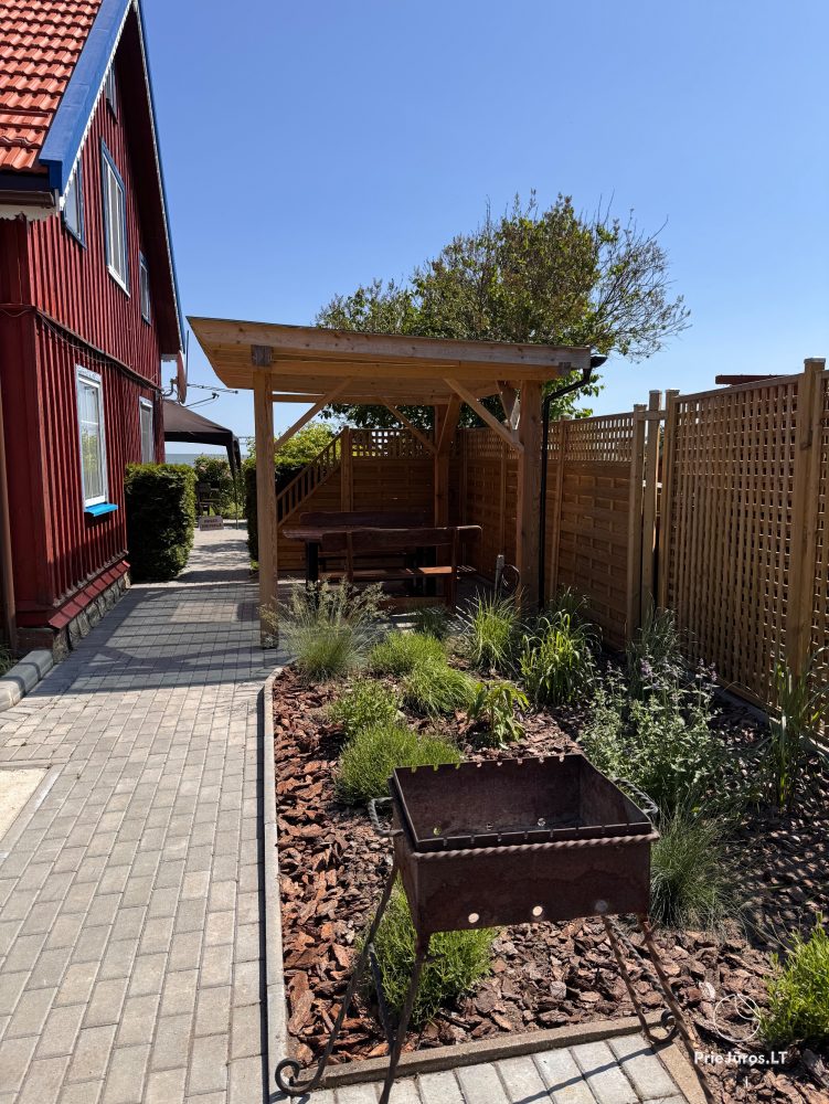 Studio-Wohnung in Nida: im Erdgeschoss, mit Blick auf die Lagune, eine Laube mit Gartenmöbeln auf dem Hof