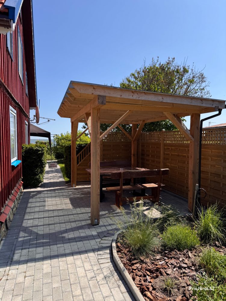 Studio-Wohnung in Nida: im Erdgeschoss, mit Blick auf die Lagune, eine Laube mit Gartenmöbeln auf dem Hof