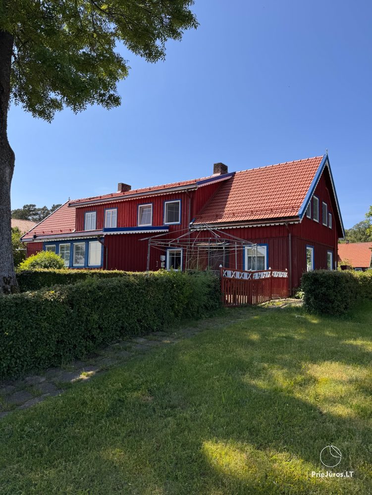 Studio-Wohnung in Nida: im Erdgeschoss, mit Blick auf die Lagune, eine Laube mit Gartenmöbeln auf dem Hof