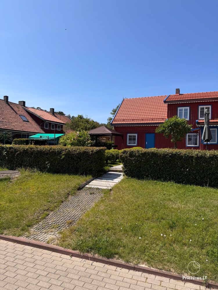 Studio-Wohnung in Nida: im Erdgeschoss, mit Blick auf die Lagune, eine Laube mit Gartenmöbeln auf dem Hof