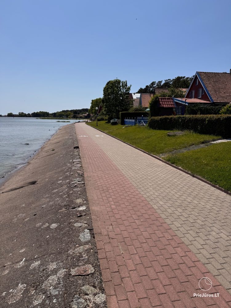 Studio-Wohnung in Nida: im Erdgeschoss, mit Blick auf die Lagune, eine Laube mit Gartenmöbeln auf dem Hof