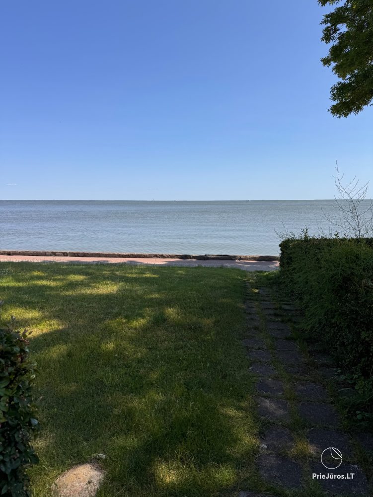 Studio-Wohnung in Nida: im Erdgeschoss, mit Blick auf die Lagune, eine Laube mit Gartenmöbeln auf dem Hof