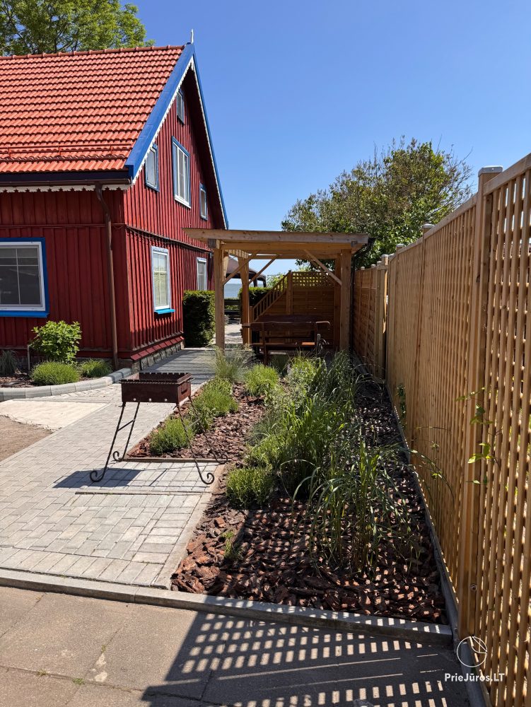 Studio-Wohnung in Nida: im Erdgeschoss, mit Blick auf die Lagune, eine Laube mit Gartenmöbeln auf dem Hof