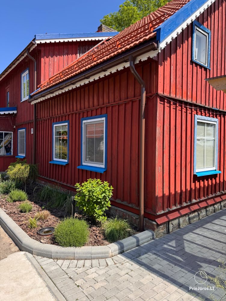Studio-Wohnung in Nida: im Erdgeschoss, mit Blick auf die Lagune, eine Laube mit Gartenmöbeln auf dem Hof