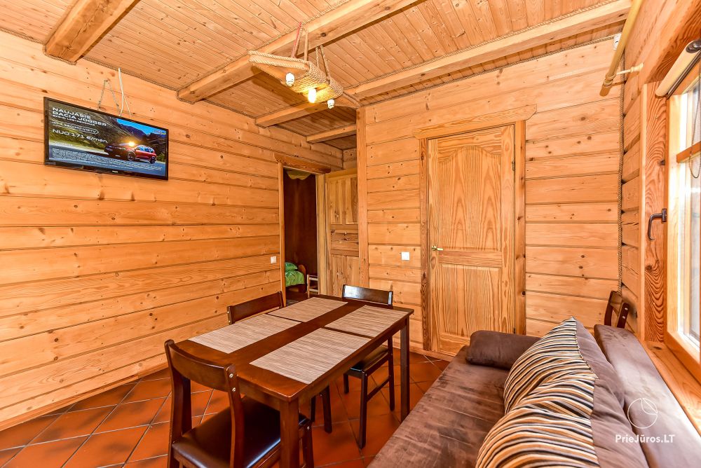 Zwei Zimmer Wohnung und Zimmer zu vermieten in Sventoji, in Holzhaus