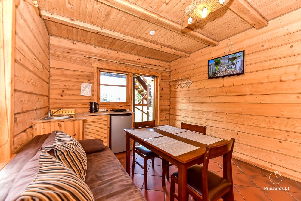 Zwei Zimmer Wohnung und Zimmer zu vermieten in Sventoji, in Holzhaus