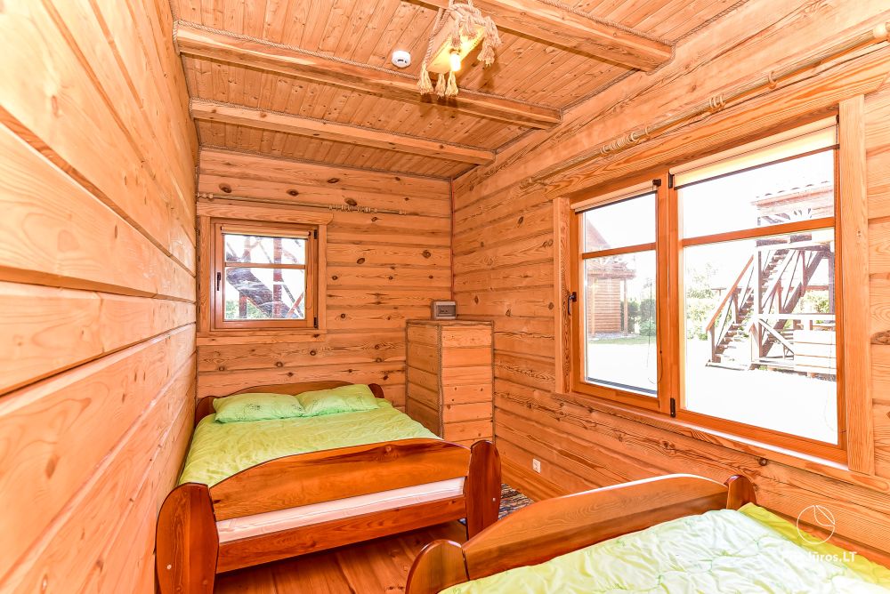 Zwei Zimmer Wohnung und Zimmer zu vermieten in Sventoji, in Holzhaus