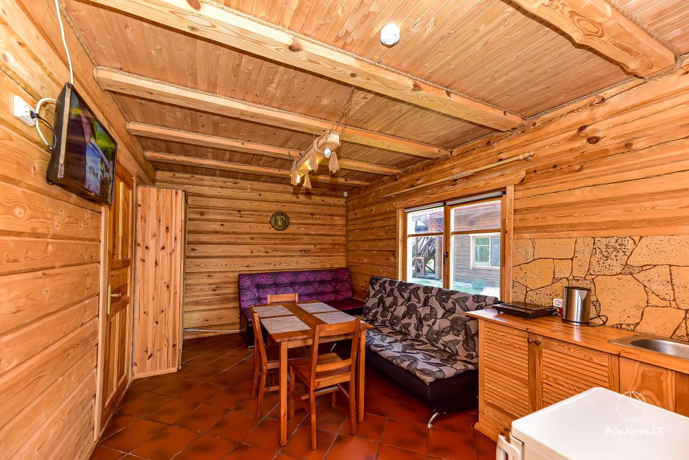 Zwei Zimmer Wohnung und Zimmer zu vermieten in Sventoji, in Holzhaus
